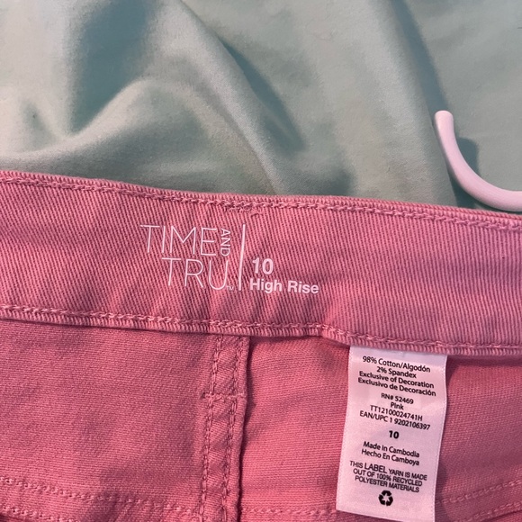 Pink denim shorts, high rise - Picture 3 of 3